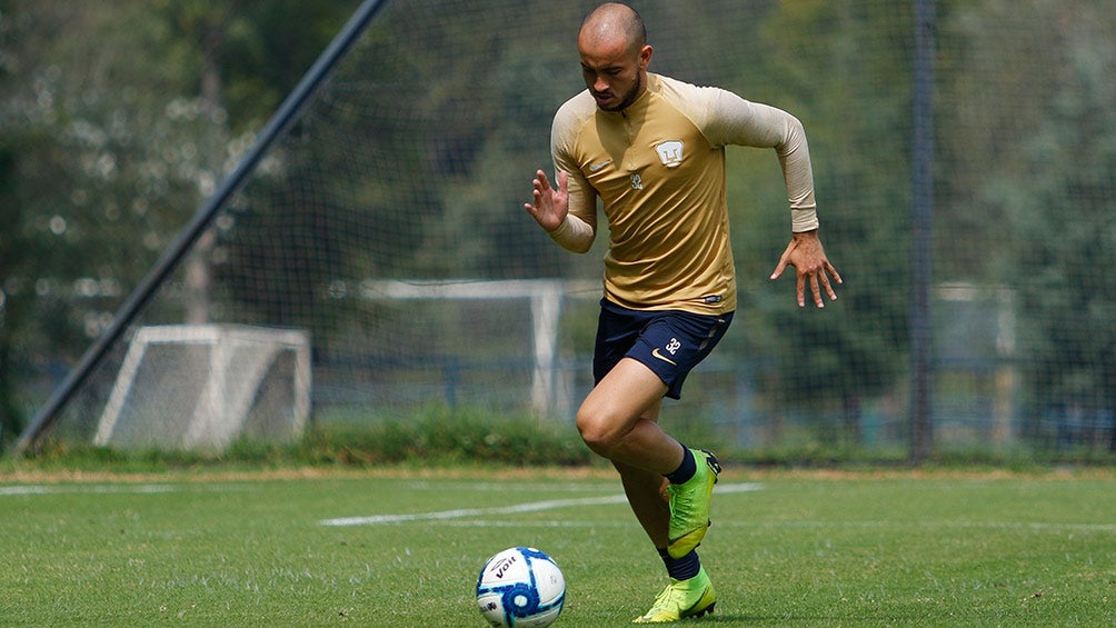 González, en un entrenamiento con Pumas