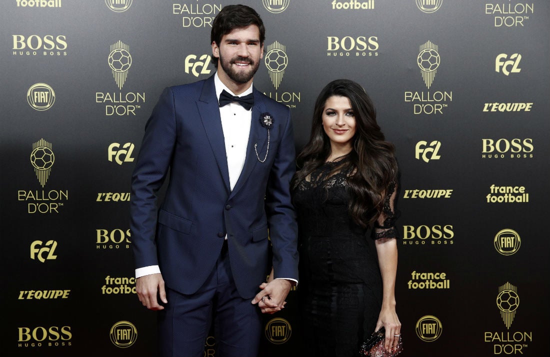 Alisson Becker y su esposa Natalia Loewe en la gala del Balón de Oro