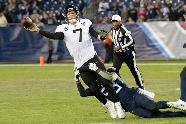 Foles es capturado en el juego contra Titans