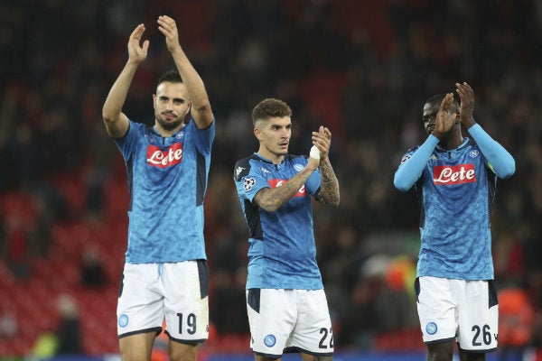 Jugadores de Napoli agradeciendo a la afición