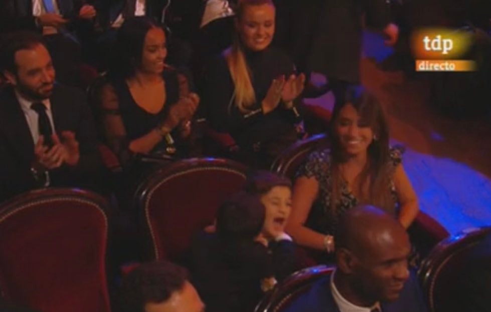 Mateo Messi celebrando el galardón de su padre