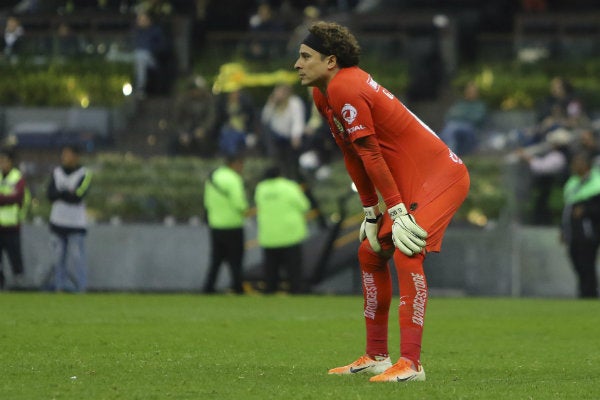 Guillermo Ochoa en acción con América en el Estadio Azteca