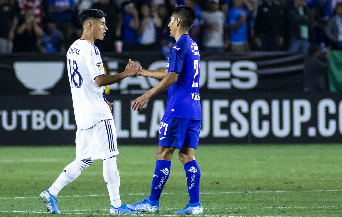 José Madueña y Uriel Antuna en un partido de la Leagues Cup