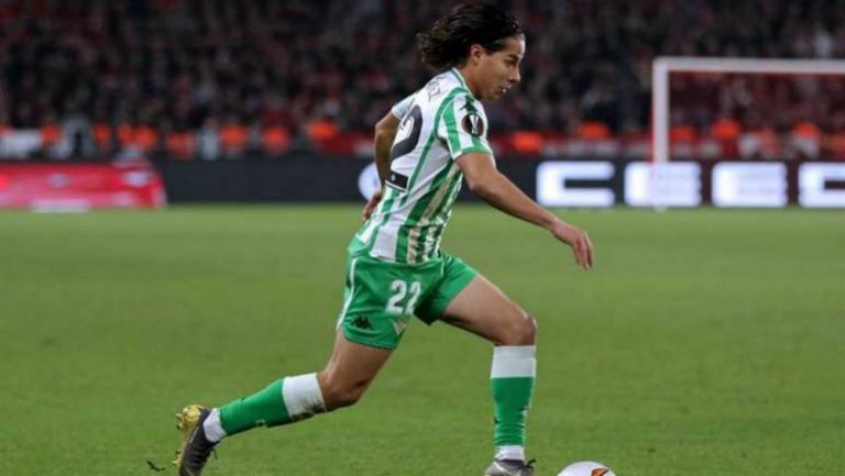 Diego Lainez en acción con Betis 