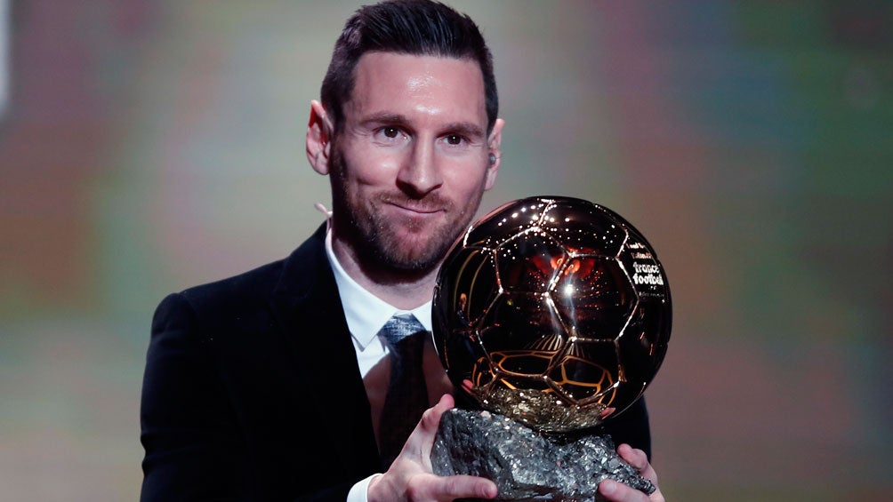 Messi muestra su sexto Balón de Oro 