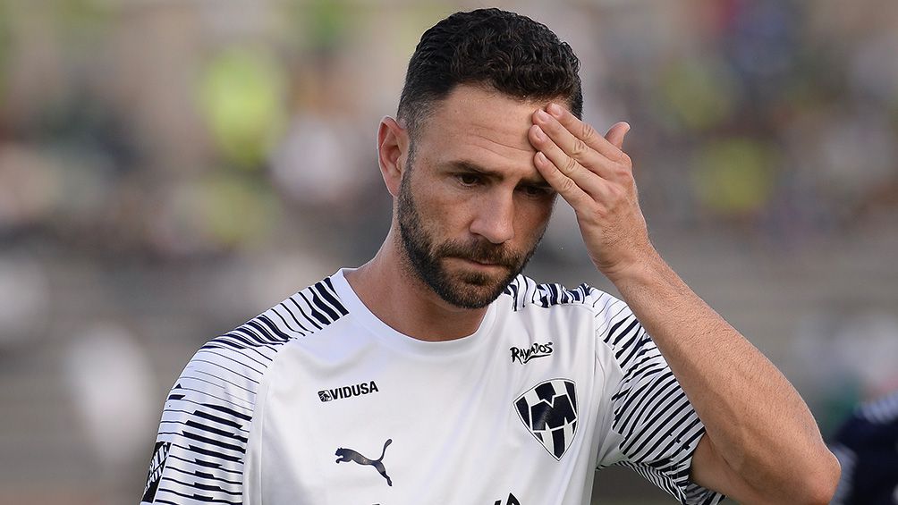 Miguel Layún en un partido con Rayados 