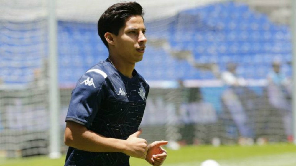 Diego Lainez, en un entrenamiento del Betis