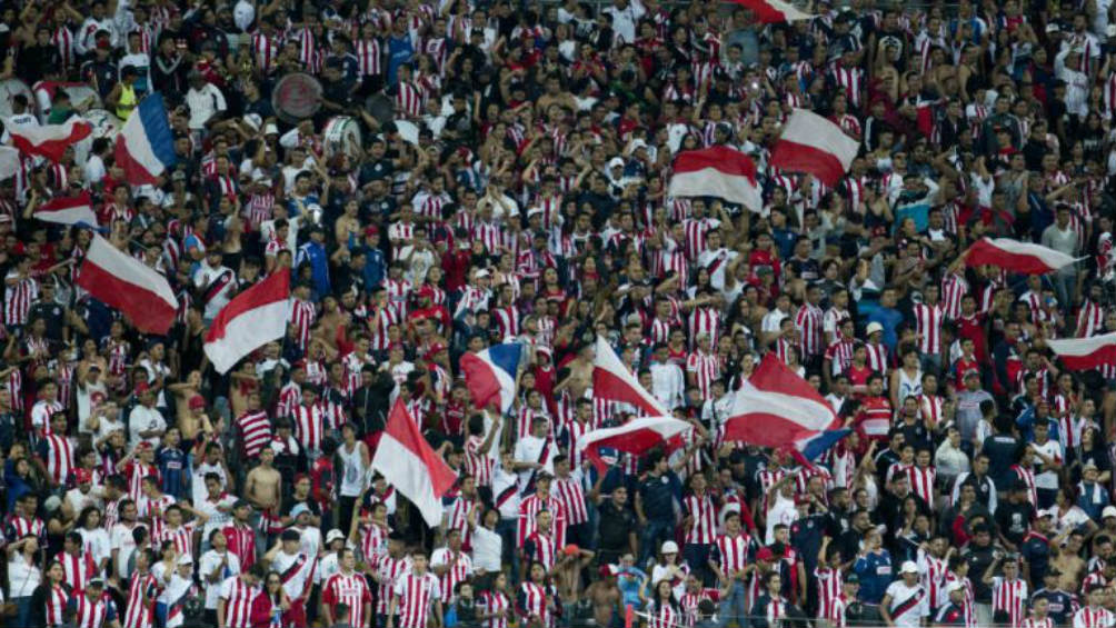 Afición de Chivas apoya a su equipo desde la tribuna 