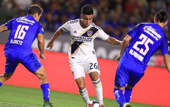 Efraín Álvarez conduce un balón en un juego del Galaxy