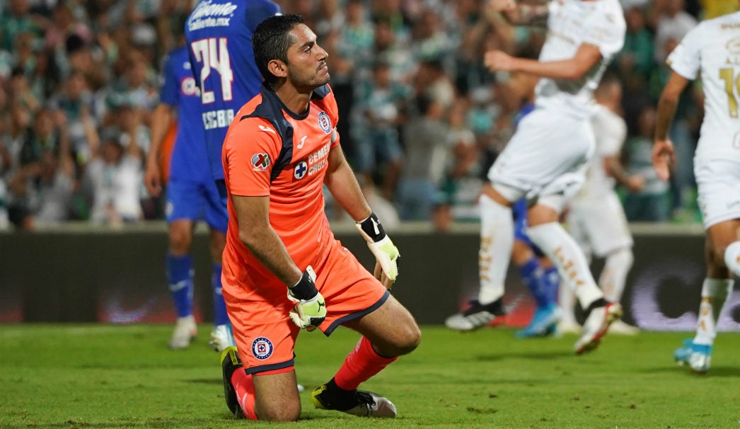 Jesús Corona en el partido entre Santos y Cruz Azul