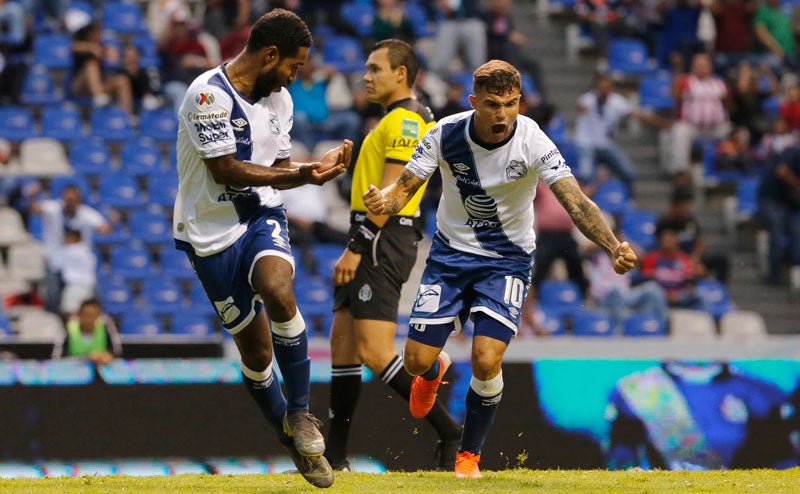 Tabó celebra un tanto en el Estadio Cuauhtémoc 