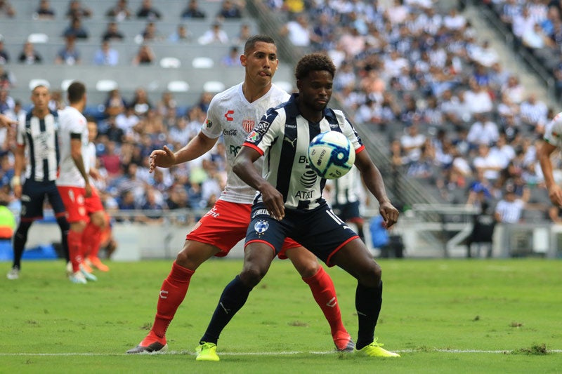 Ricardo Chávez y Aviles Hurtado disputan un balón