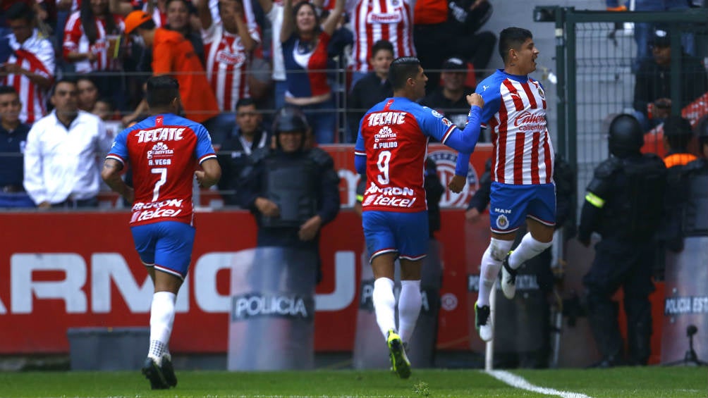 Chivas celebrando en Toluca