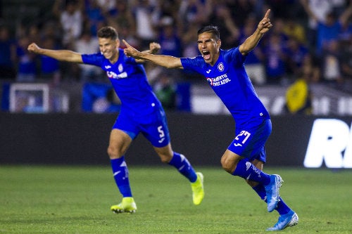 José Madueña e Igor Lichnovsky festejan un gol con Cruz Azul