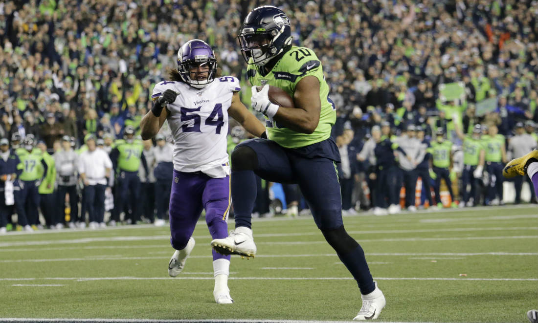 Rashaad Penny anotando ante Vikings