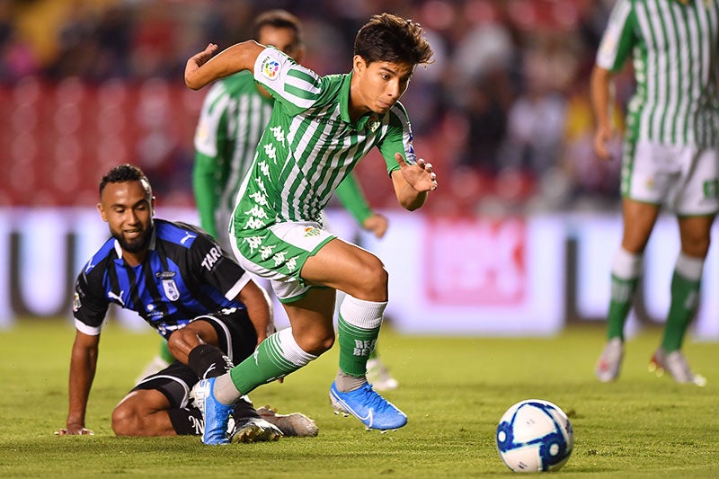 Diego Lainez, en un partido con el Betis