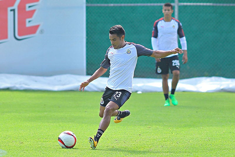 Gallito Vázquez, en un entrenamiento con Chivas