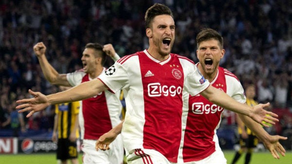 Nicolás Tagliafico celebrabdo una anotación con Ajax