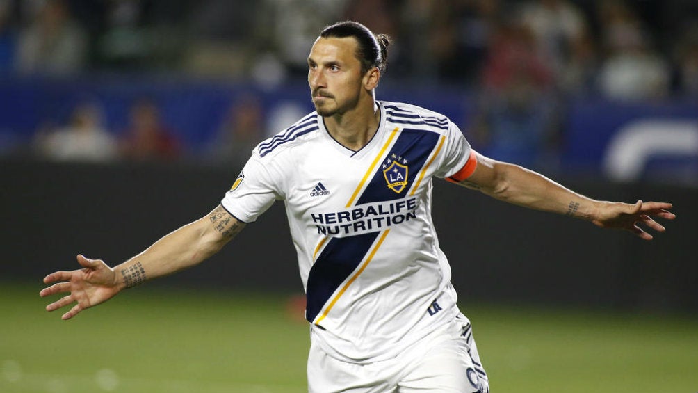 Zlatan Ibrahimovic festejando gol con LA Galaxy