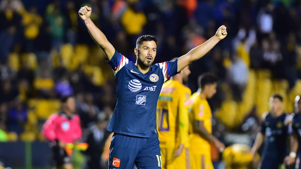 Bruno Valdez festeja en la cancha del Volcán