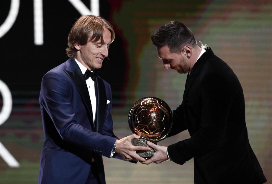 Luka Modric da a Messi el Balón de Oro