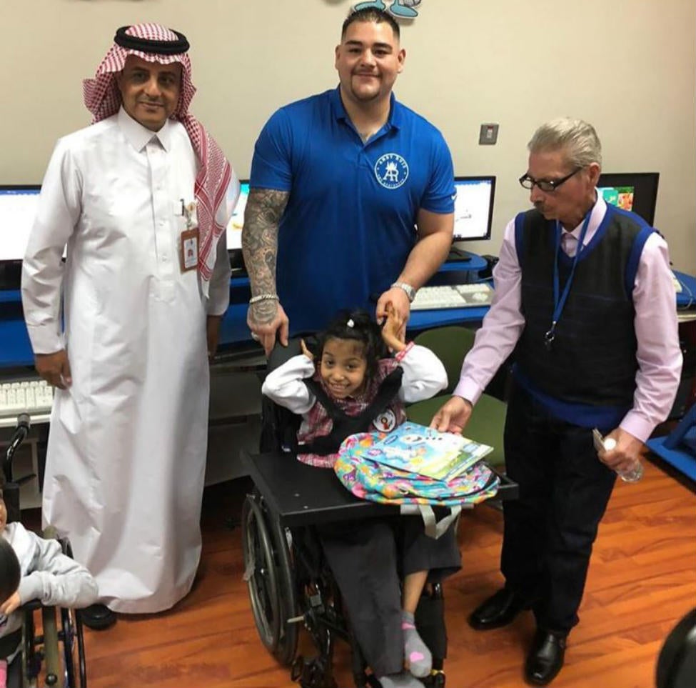 Andy Ruiz en su visita a la Asociación de Niños Discapacitados en Arabia Saudita