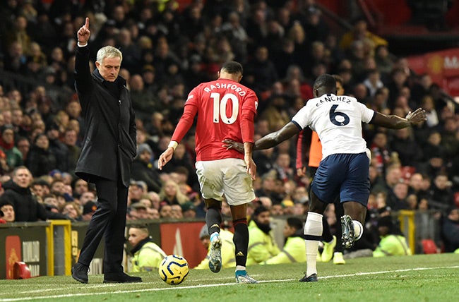 Mourinho observa el juego en su área técnica