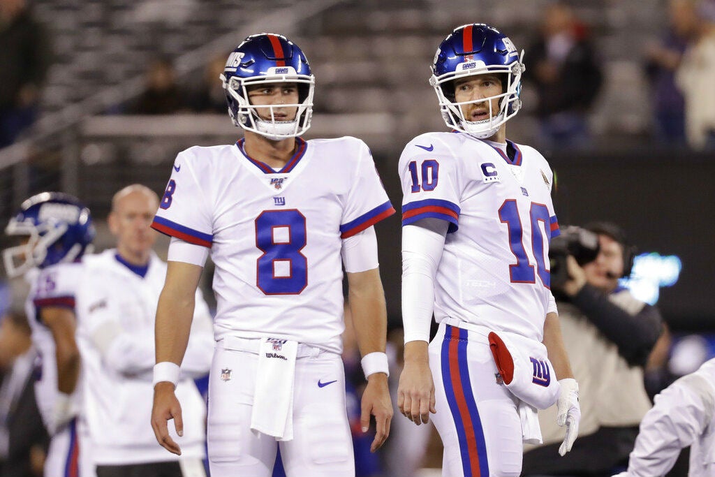 Daniel Jones y Manning en partido de Nueva York