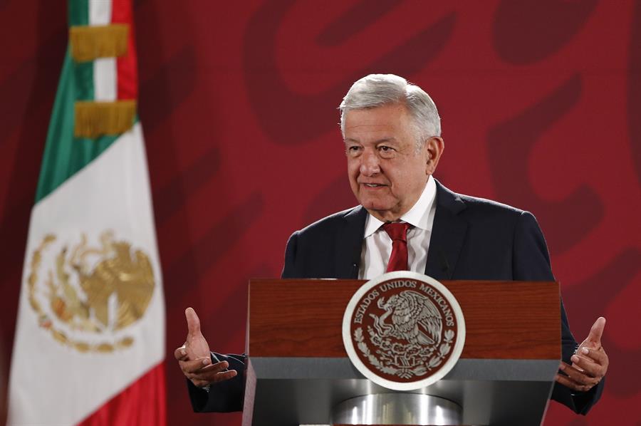 AMLO durante una charla ante los medios