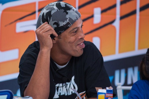 Ronaldinho, leyenda del balompié, en festejo