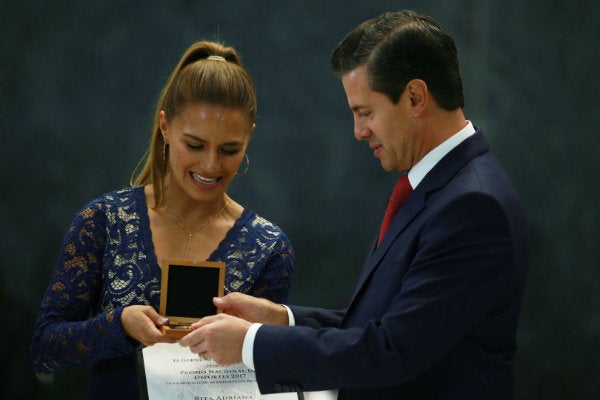 Adriana Jiménez recibiendo el premio nacional del deporte en 2017