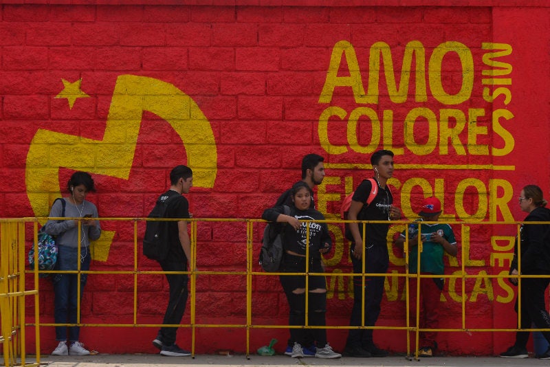 Aficionados formados en taquillas del Estadio Morelos