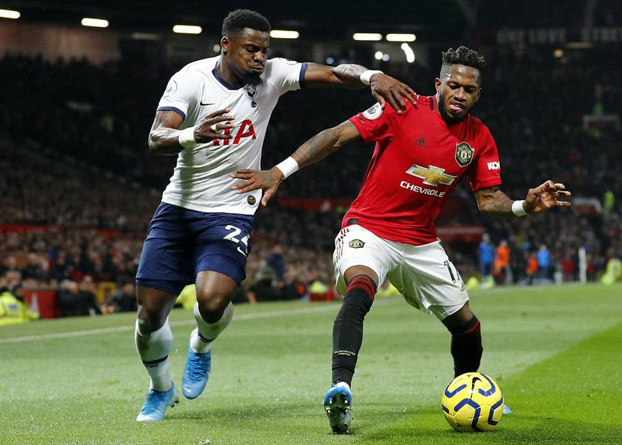 Fred le gana la pelea del balón a Serge Aurier