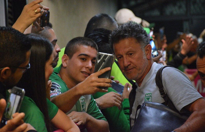 Juan Carlos Osorio se toma una selfie con un aficionado