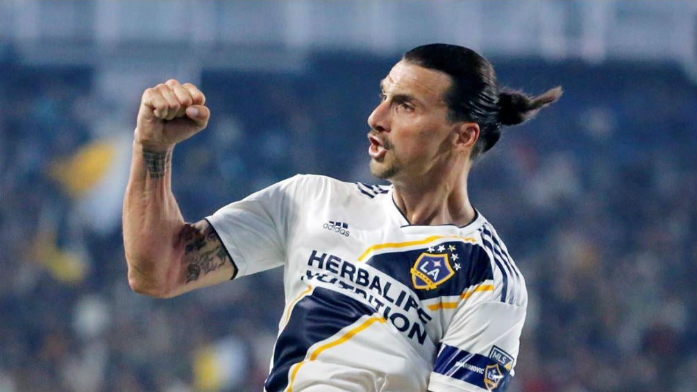 Zlatan Ibrahimovic celebra un tanto con el Galaxy 