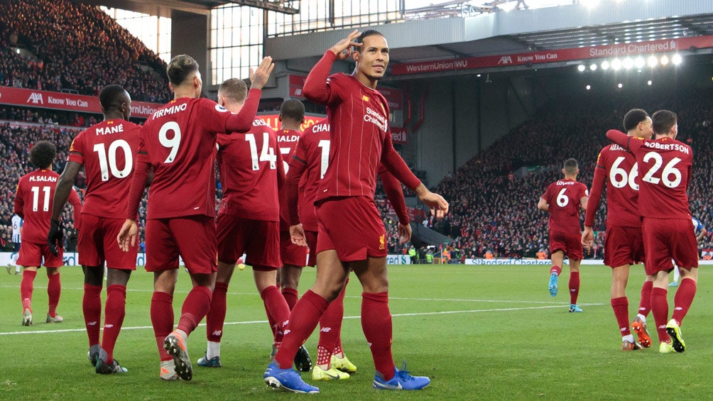 Jugadores del Liverpool celebran una anotación en Premier 