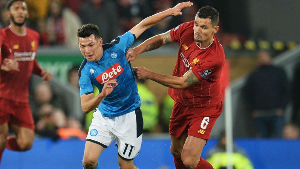 Lozano y Lovren pelean un balón en Champions 