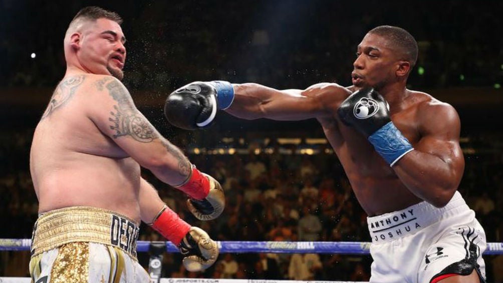 Ruiz recibe el impacto de Joshua en la primera pelea 