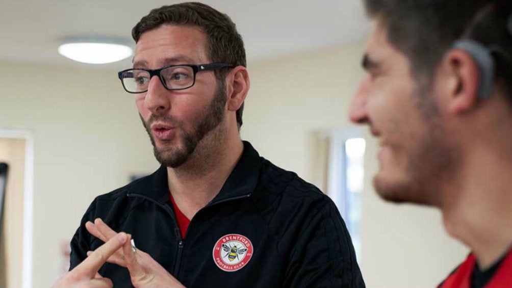 Ben Lampert dando instrucciones a sus jugadores