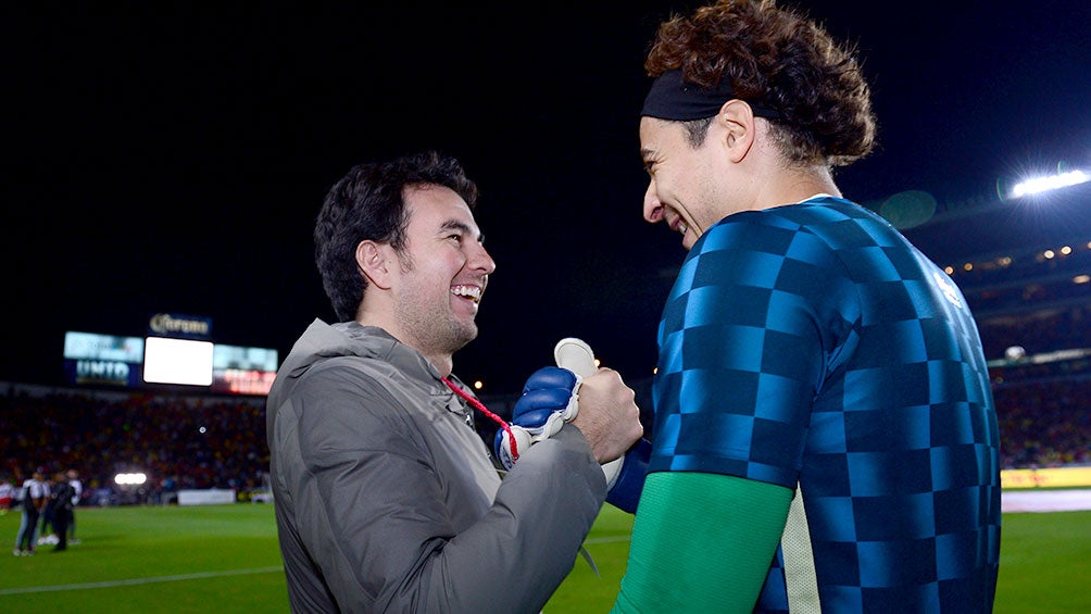 Checo Pérez saluda a Memo Ochoa previo al juego vs Monarcas