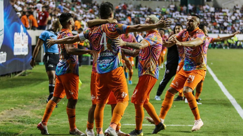 Jugadores de Alebrijes festejan un gol