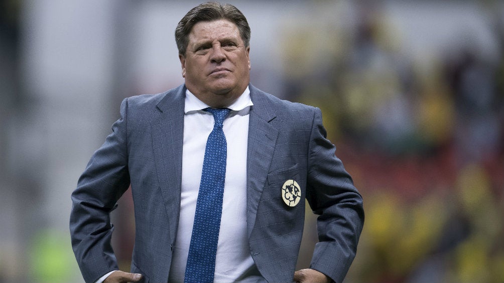 Miguel Herrera antes de un partido de América