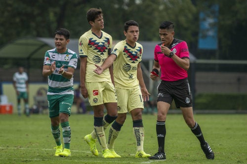 Jugadores de América Sub 17 protestan al árbitro en partido vs Santos