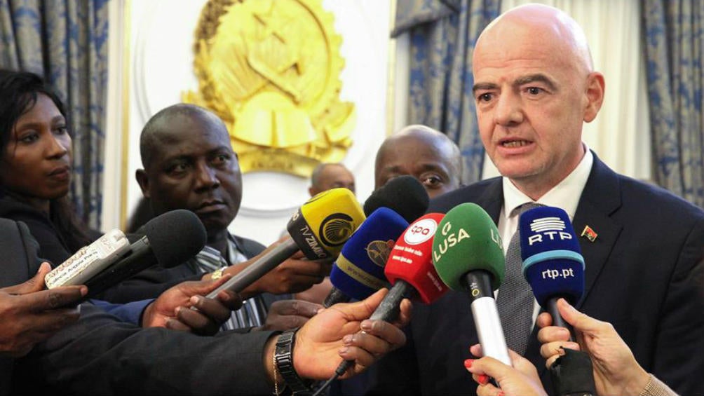 Infantino hablando con los medios en África