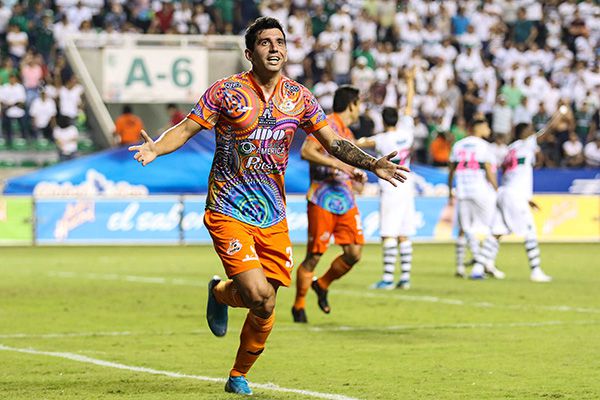 Franco Faria festeja uno de los goles contra Zacatepec