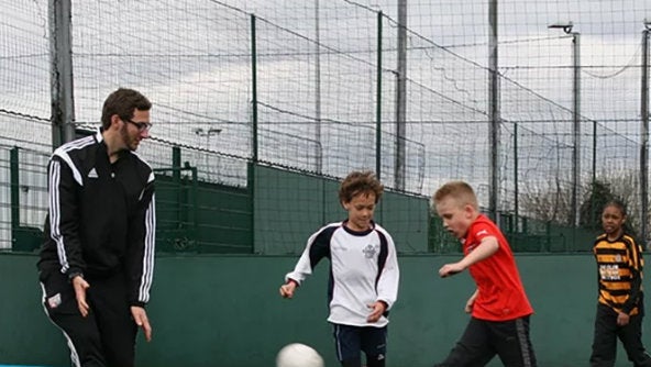 El estratega se da tiempo para jugar con los pequeños futbolistas