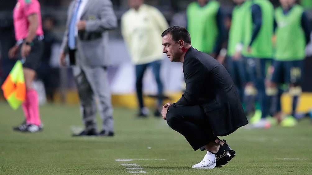 Pablo Guede observa el partido contra América