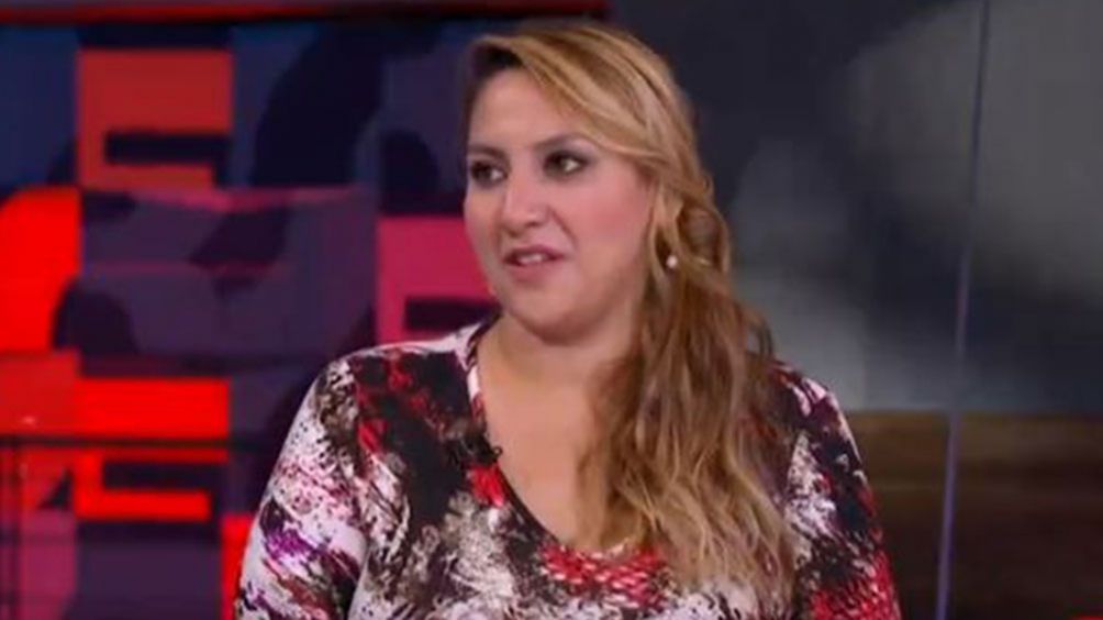 Karen Espíndola habla en una entrevista televisiva