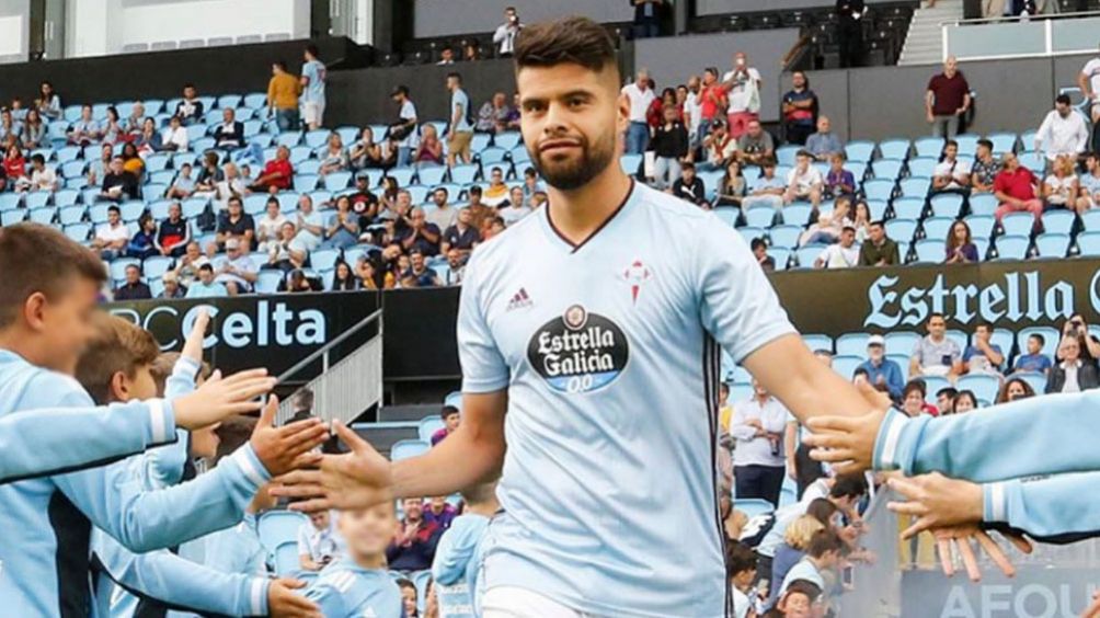 Néstor Araujo saluda a niños previo a un juego con el Celta