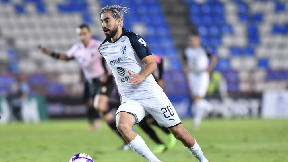 Rodolfo Pizarro conduce el balón en juego del Monterrey